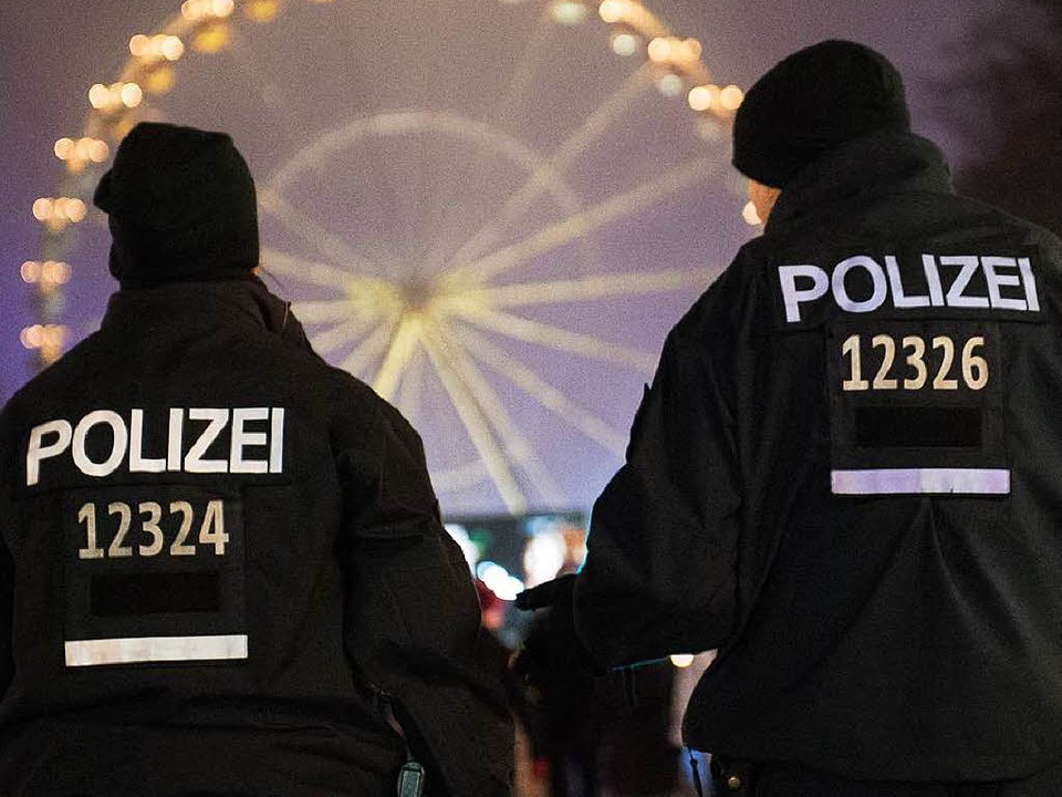 Die Polizei will in der Silvesternacht...er Silvesterparty am Brandenburger Tor  | Foto: dpa