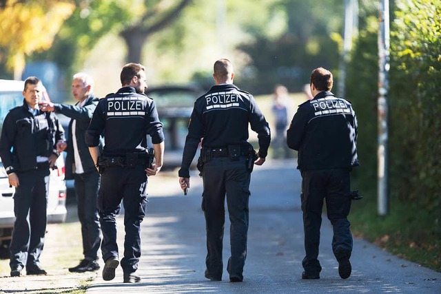 Polizeibeamte am Tatort der ermordeten Studentin an der Dreisam. (Archivbild)  | Foto: dpa