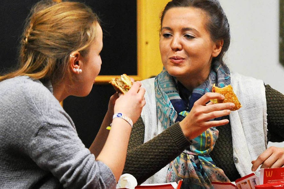 Helga (Sarah Berger) kommt zur Einsicht und genießt einen Burger mit Tochter Sophie (Nicole Friedrich). (Foto: Wolfgang Scheu) Helga (Sarah Berger) kommt zur Einsicht und genießt einen Burger mit Tochter Sophie (Nicole Friedrich). (Foto: Wolfgang Scheu)