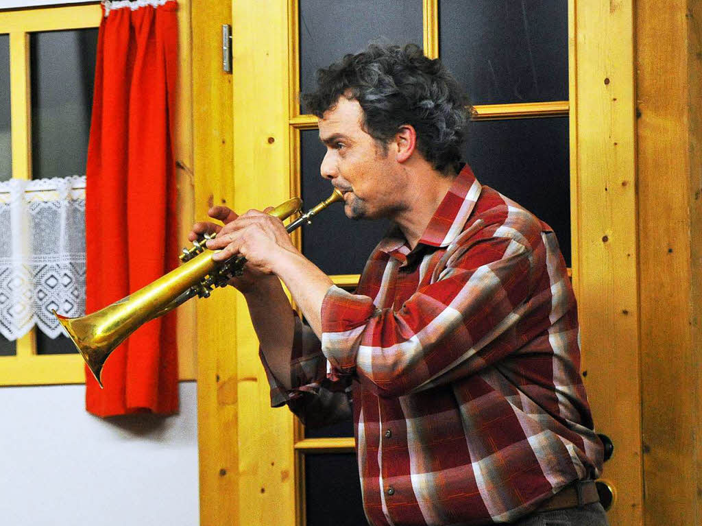 Anton Knopf (Thomas Held) hat ein eigenes Hobby gefunden - er will Trompete Klara blasen.
