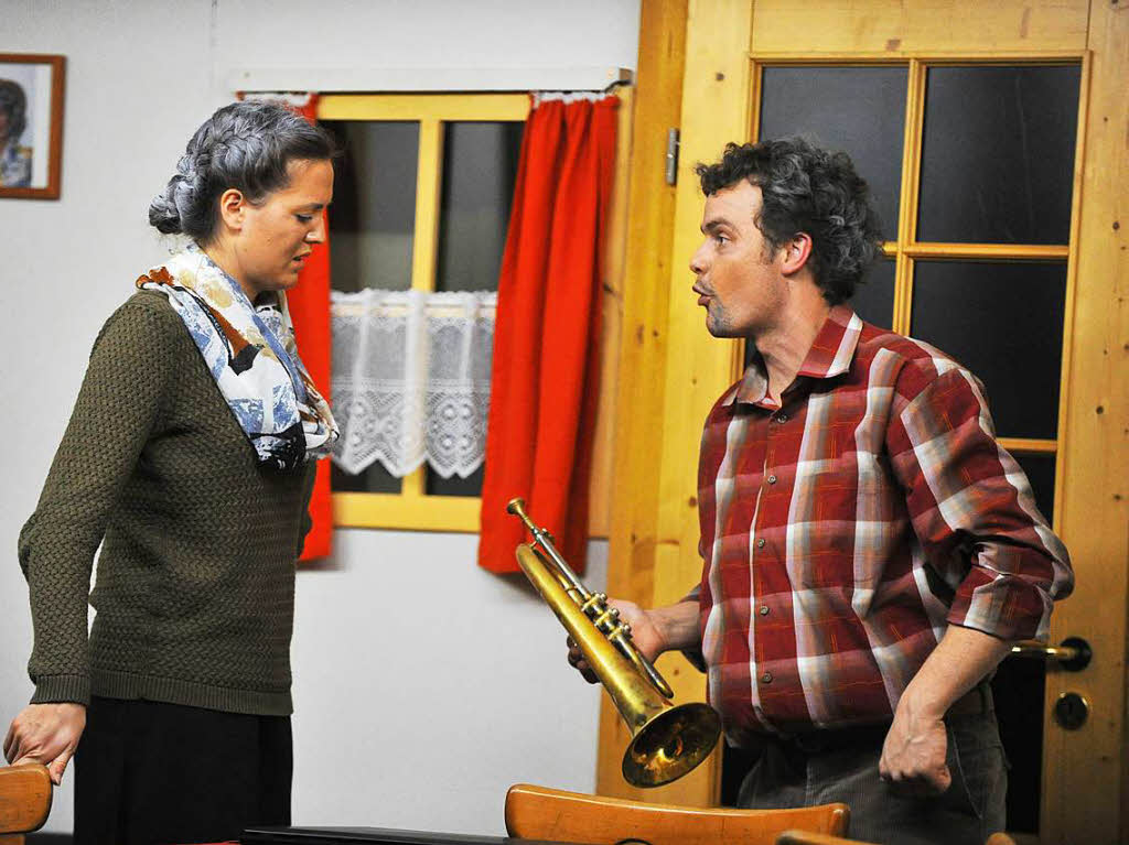 Anton Knopf (Thomas Held) hat ein eigenes Hobby gefunden - er will Trompete Klara blasen.