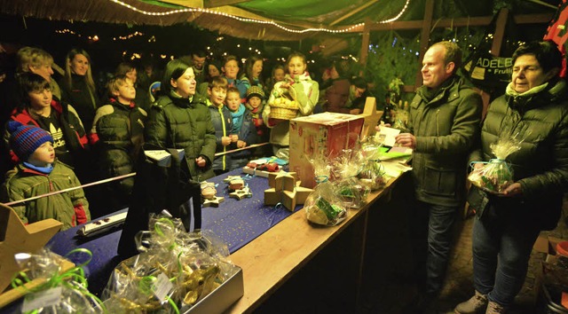 Treffpunkt im Advent: das Fest vor der Elzhalle   | Foto: Dieter Erggelet