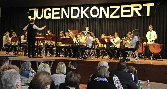 Der Musikernachwuchs unterhielt  die Besucher.  | Foto: Helmut hasser