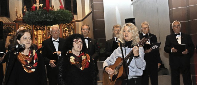 Sorgten in der vollbesetzten Pfarrkirc...niela Sauter de Beltr (mit Gitarre).   | Foto: Dagmar Barber