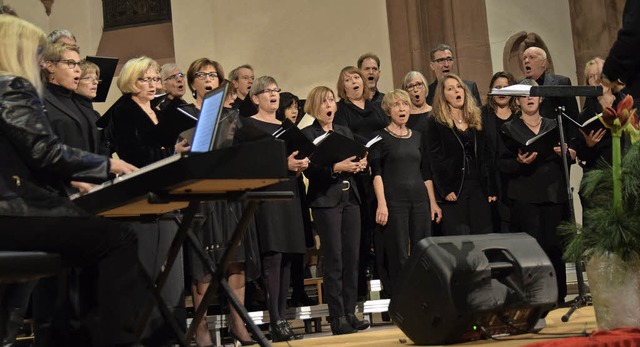 Mit Adventsmusik stimmte der Chor Temporal auf das Weihnachtsfest ein.  | Foto: Bianca Flier