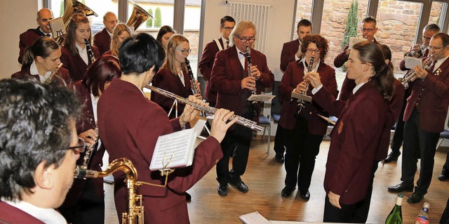 Auch beim Stehempfang  wirkte die Musi...er Leitung von Markus Obergfll  mit.   | Foto: Herbert Birkle