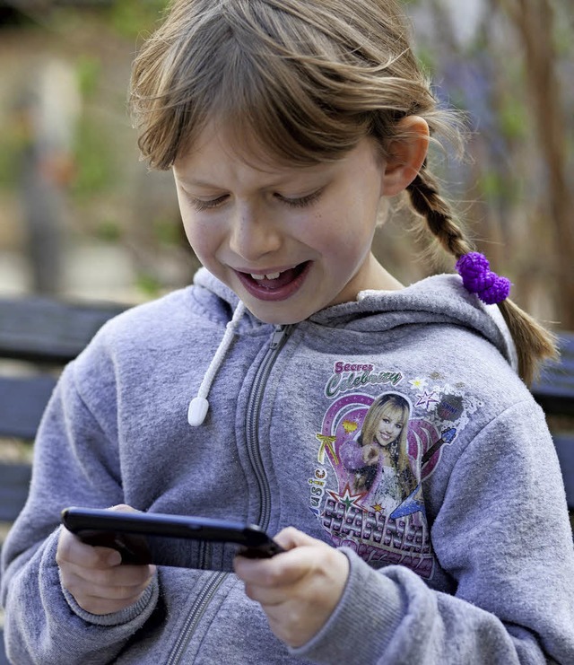 Ein eigenes Smartphone schon in der Grundschule?   | Foto: dpa