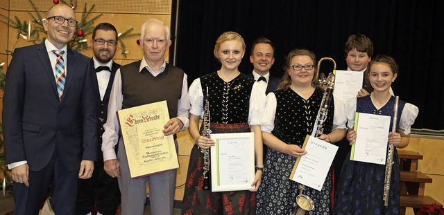 Die Geehrten des Musikvereins Trachten...nks) wurde zum Ehrenmitglied ernannt.   | Foto: Fotos: Karin Heiss