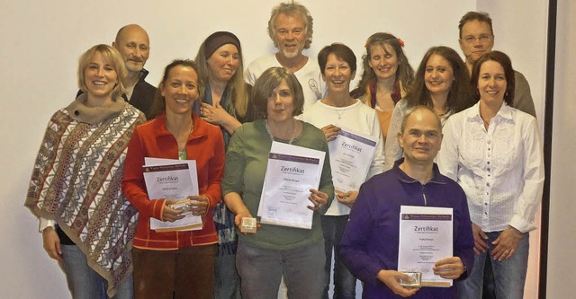 Madhuha R. Brnjes (hinten Mitte), Lei...ierjhrigen Ausbildung zu Yogalehrern.  | Foto:  Moritz Lamm