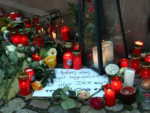 Zeichen der Trauer am Endinger Brunnen  | Foto: Joachim Hahne 