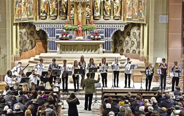 Streicher und Blser harmonieren im Al...des Mnsters vor vollen Kirchenbnken.  | Foto: Philippe Thines