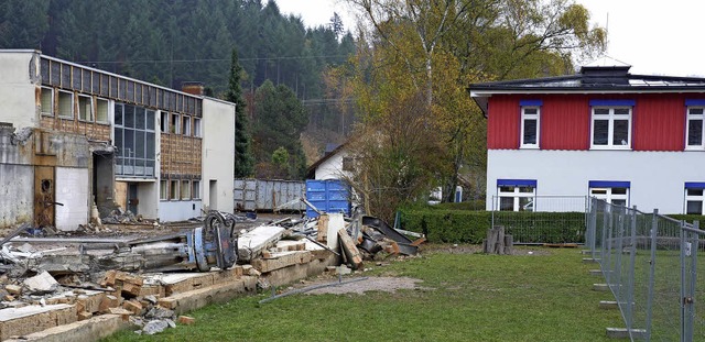 Auf die abgerissene Halle  (links) kn...Nachbarschaft zum Kindergarten (re.).   | Foto: Sattelberger
