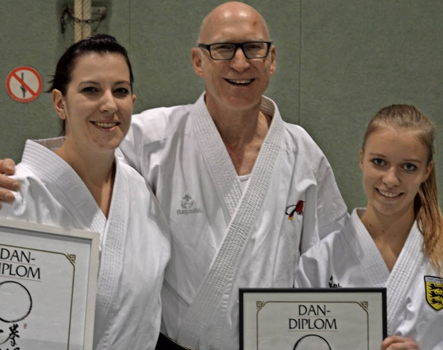 Robert Apfelbeck, der Leiter der Karat...inger (links) und Jana Heep (rechts).   | Foto: Karateschule Bad Sckingen