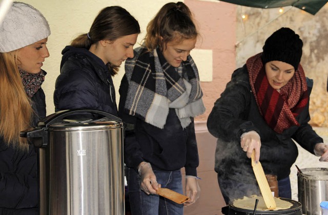 Die Malteserjugend versorgte die Besucher mit Crpes.  | Foto: Janzer