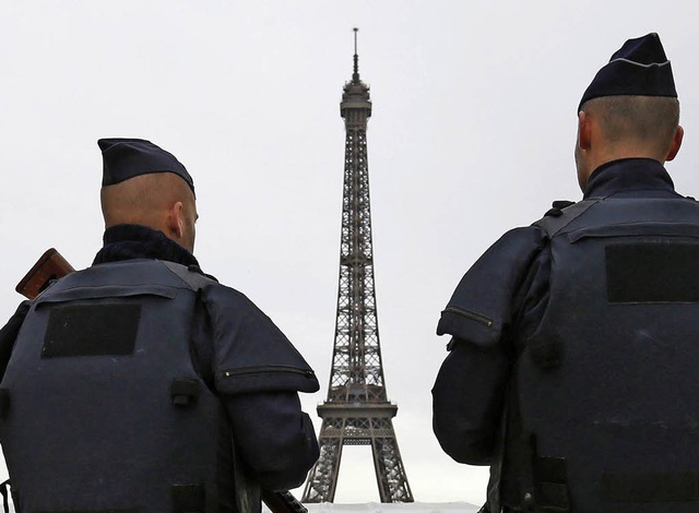 Polizisten patrouillieren in Paris.   | Foto: dpa
