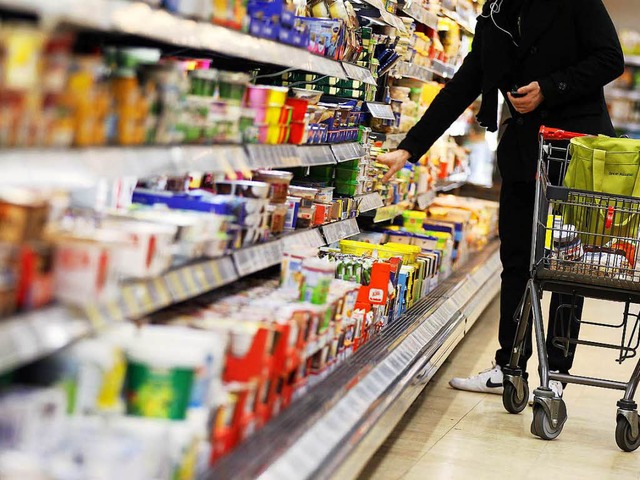 Der Einkauf im Supermarkt drfte bald wieder teurer werden.  | Foto: dpa