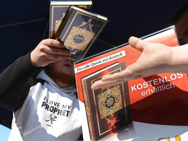 Religise Gruppen aus arabischen Golfs...ung von Predigern deutsche Salafisten.  | Foto: Julian Stratenschulte