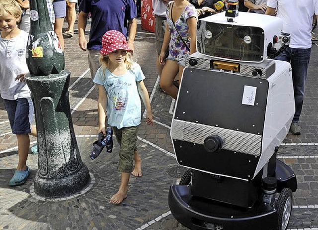 Stadtbummel mit Roboter Obelix im August 2012  | Foto: dpa