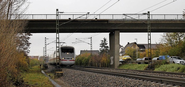 Die Brcke im Gewerbegebiet muss sanie...ne kostengnstige Lsung entschieden.   | Foto: Adelbert Mutz