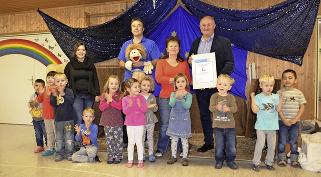 bergabe der Urkunde im Turnraum des P...ska Neumaier) mit Kindergartenkindern.  | Foto: Nikolaus Bayer