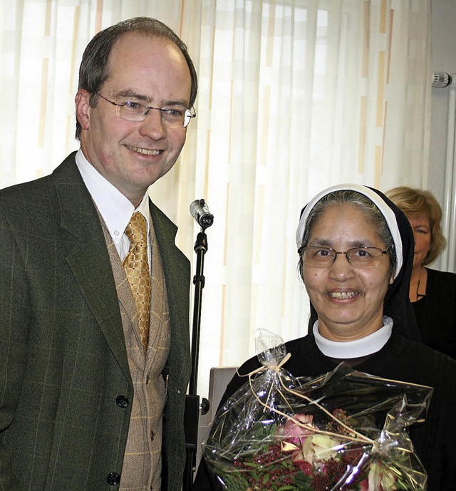Brgermeister Renkert dankte Schwester Divya fr ihr segensreiches Wirken.   | Foto: Bode