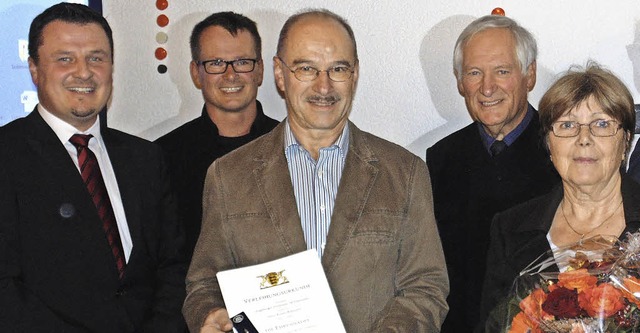 Brgermeister Adrian Schmidle (links) ...ert  teil (hintere Reihe, von links).   | Foto: MIchael GOTTSTEIN