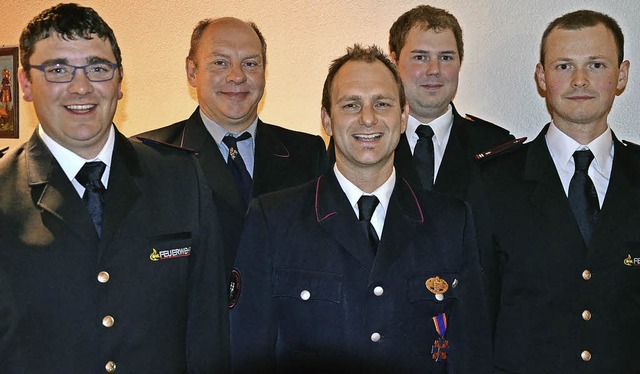Christian Schuler (Mitte) wurde nach 1...fr 25 aktiven Feuerwehrjahre geehrt.   | Foto: Alexandra Wehrle