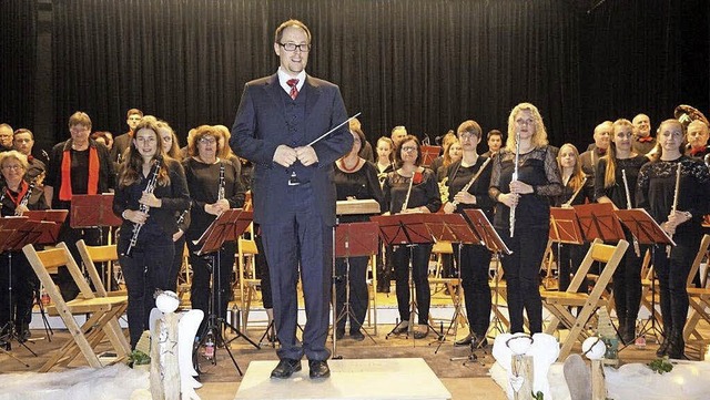 Der Musikverein Tunsel mit seinem Dirigenten Paul-Johannes Burgert  | Foto: Anne Freyer