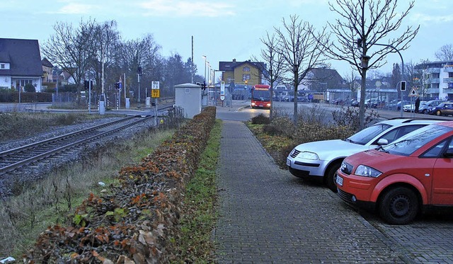 Entlang der Bahnlinie in Hugstetten   ...her Strae soll Vorfahrtstrae werden.  | Foto: manfred frietsch