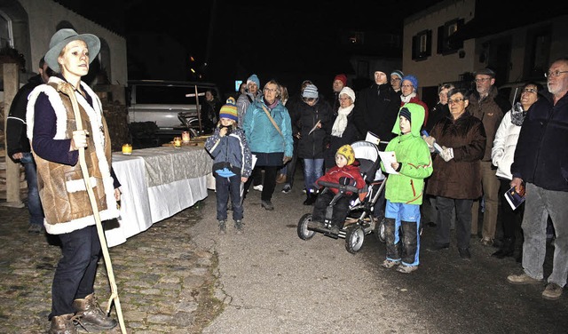 Beim lebendigen Adventskalender in Eic...chafhirte&#8220; die frohe Botschaft.   | Foto: Anja Bertsch