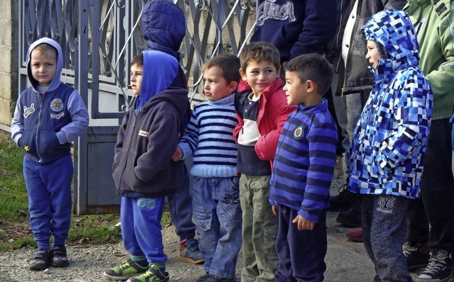 Roma-Kinder in Kroatien freuen sich au...ichen Schule Waldshut gebracht haben.   | Foto: Privat