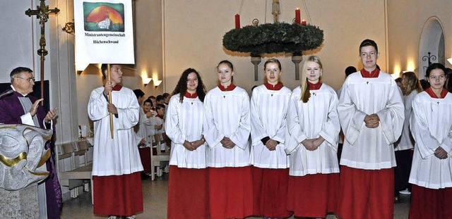 Pfarrer Ivan Hoyanic ehrte in der Pfar...er und Samanta Zumkeller (von links).   | Foto: Stefan Pichler