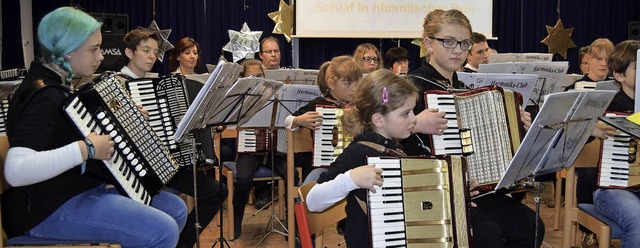 Ein buntes Programm bot der Harmonika-Club zum Weihnachtskonzert im Brgersaal.   | Foto: ulrike jger