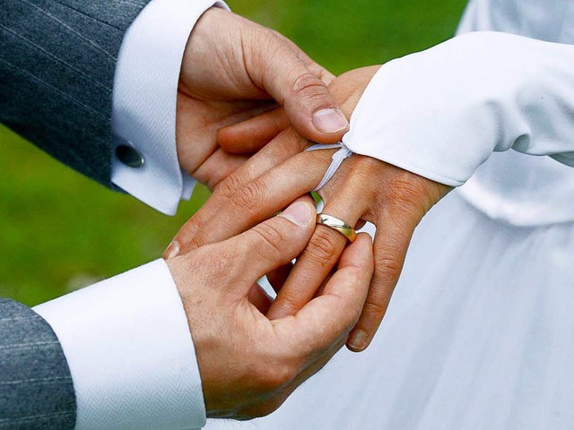 Wenn es ums Heiraten geht, punkten in ... auch einwohnerschwchere   Gemeinden.  | Foto: dpa