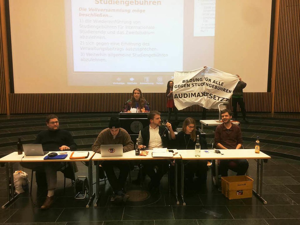 Studierende der Uni Freiburg haben das...ung der Semestergebühren protestieren.  | Foto: Daniel Laufer