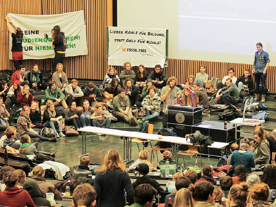 Studierende der Uni Freiburg haben das...ung der Semestergebhren protestieren.  | Foto: Daniel Laufer