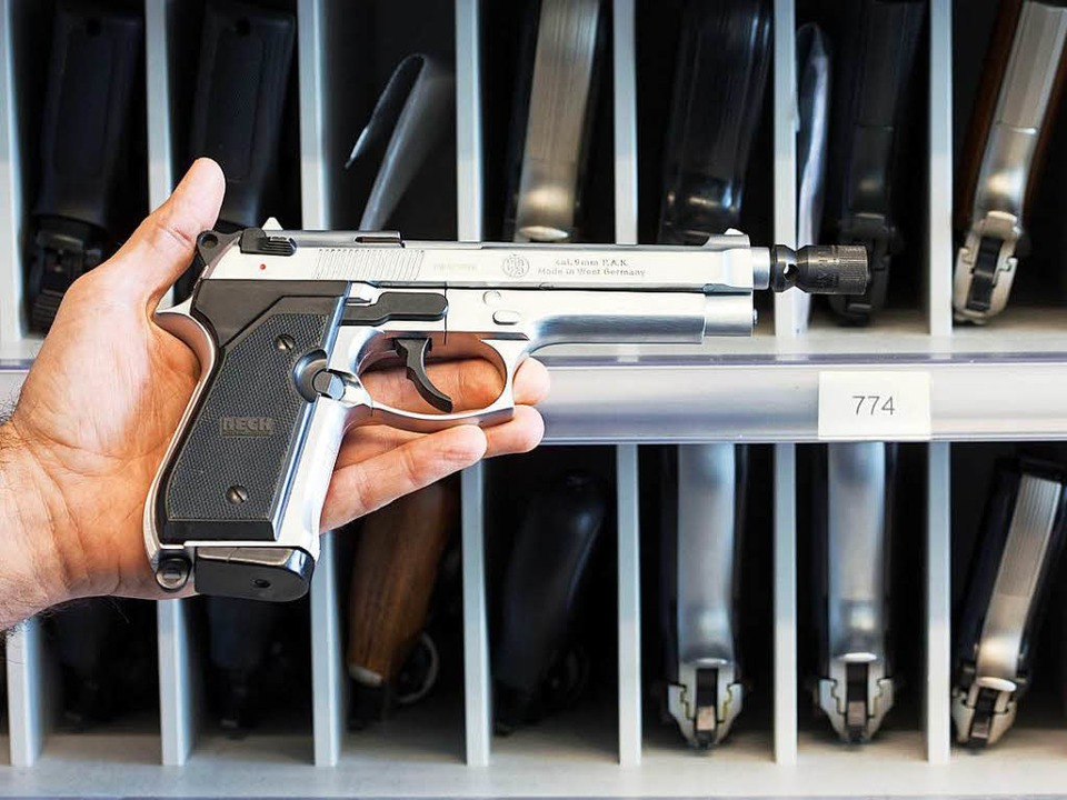 Ein kleiner Waffenschein lag nicht nicht vor. (Symbolbild)  | Foto: dpa