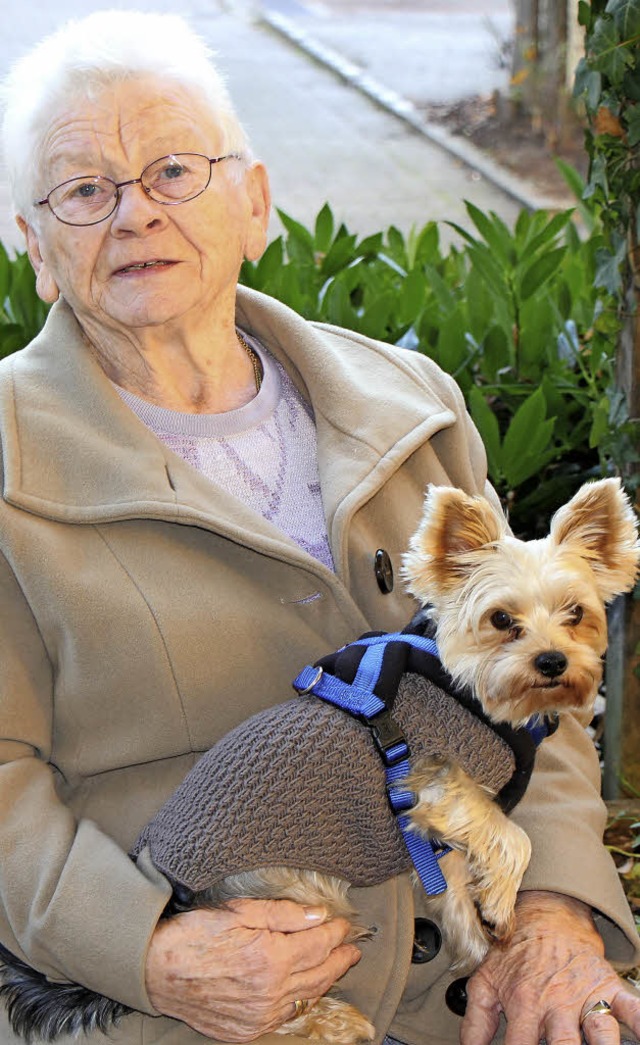 Margarete Ade mit  Hund  im Haus Wehrle.  | Foto: Helmut Hassler