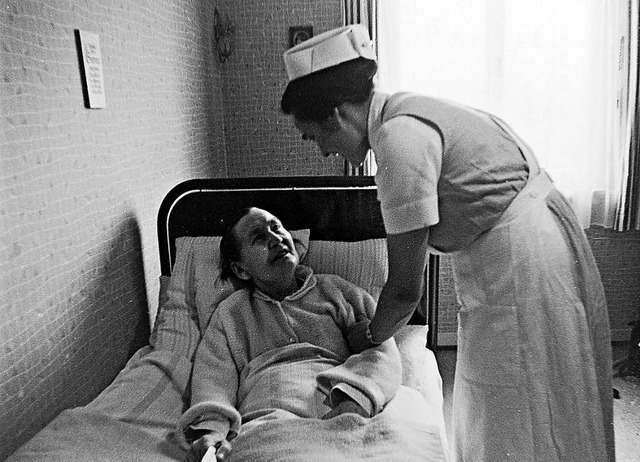 Eine Gemeindeschwester beim Krankenbesuch.   | Foto: Armin E. Mller