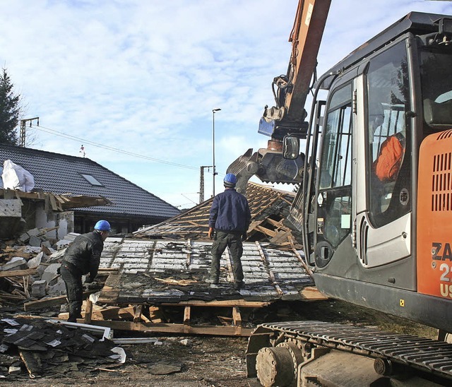 Dem Erdboden gleichgemacht wurde der U...em Neubau wird im Mrz 2017 begonnen.   | Foto: DIETER MAURER