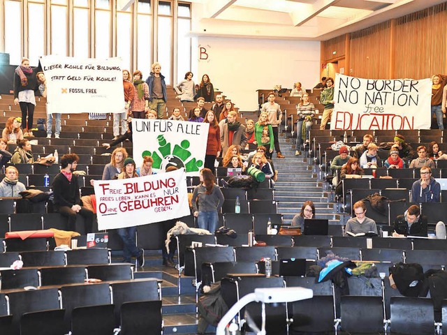 Studierende der Uni Freiburg haben das...ung der Semestergebhren protestieren.  | Foto: dpa