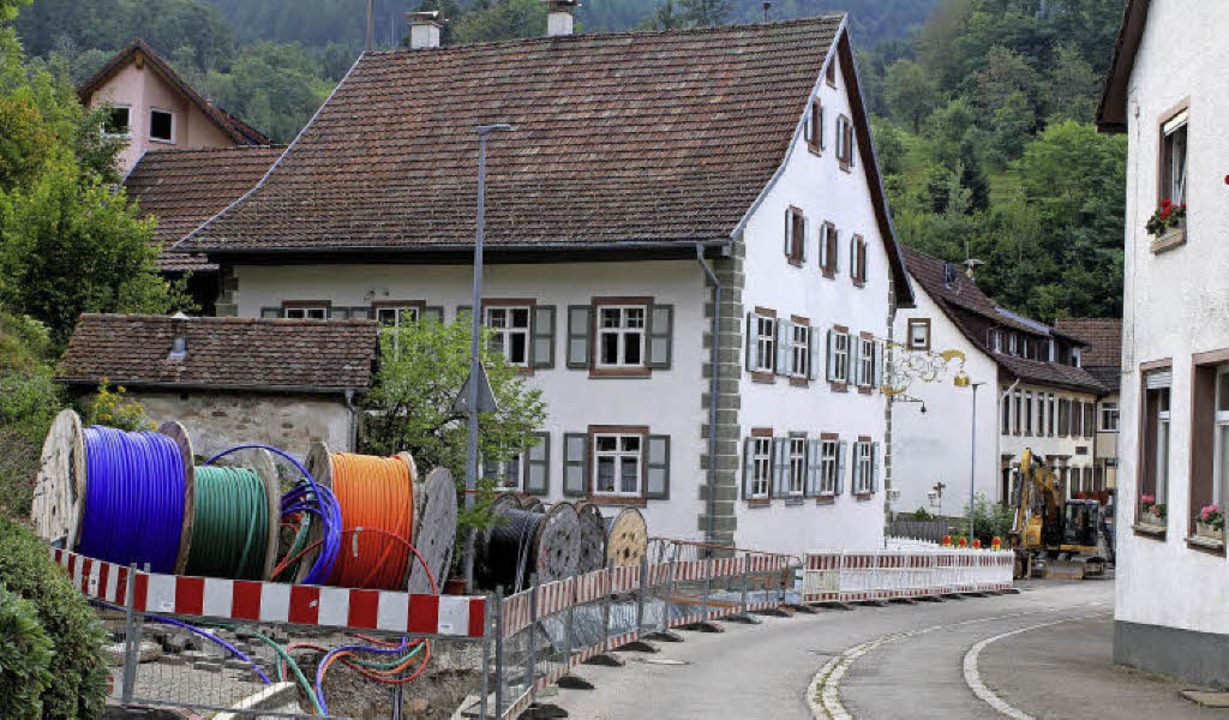 Wie hier in Tegernau werden  Breitband...arbeiten möglichst gleich mitverlegt.   | Foto: Heiner Fabry