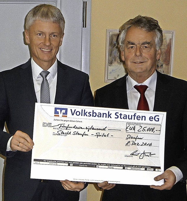 Erhard Stoll (rechts), Vorstandsvorsit...heck an Brgermeister Michael Benitz.   | Foto: Manfred burkert