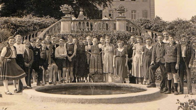 Ein Schulausflug fhrte die Jungen und...gnis. Dieses Foto schmckt den April.   | Foto: Archiv: Arbeitskreis Ortsgeschichte