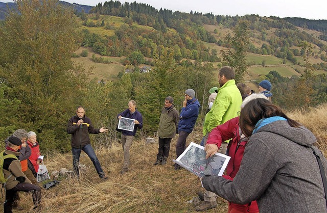 Tilmann Knig (mit Mikrofon) informier... zeigt die Flche auf einer Landkarte.  | Foto: Naturpark Sdschwarzwald