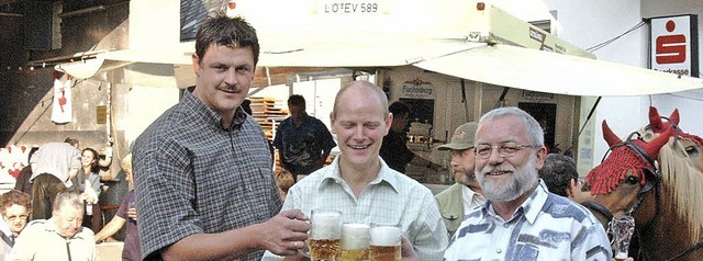 Ein  gemeinsames Bier werden Ortsvorst...eten Ruthard Hirschner beim Dorffest.   | Foto: Gerd Sutter