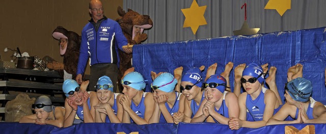 In lustigen Trockenbungen erging sich...-Nachwuchs  in voller Schwimmermontur.  | Foto: Anja Bertsch