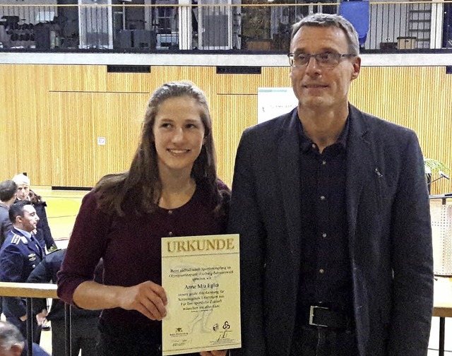 Anne Mia Eglin mit Trainer Frank Schweikert.   | Foto: Verein