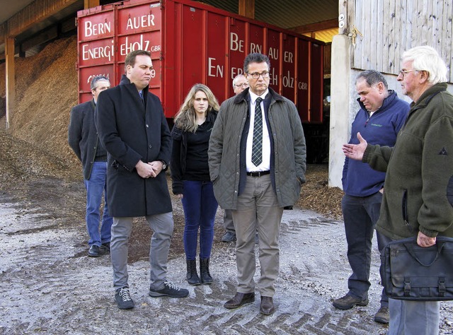 Landtagsabgeordneter Felix Schreiner, ...ng aus dem heimischen Holz erlutern.   | Foto: Ulrike Spiegelhalter