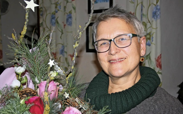 Mit einem weihnachtlichen Strau dankt...t-Demuth, die 13 Jahre Rechnerin war.   | Foto: Senta Knecht